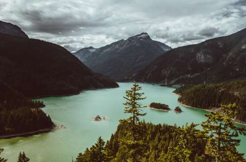 山谷湖泊