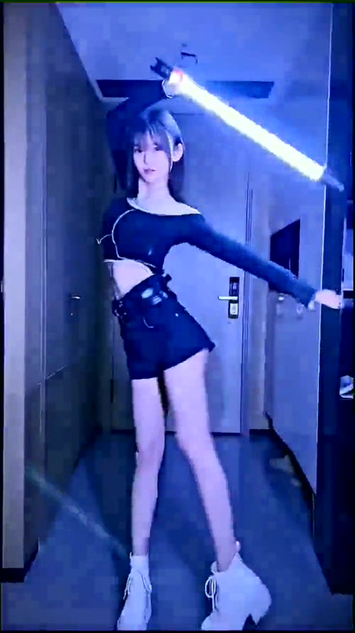 女